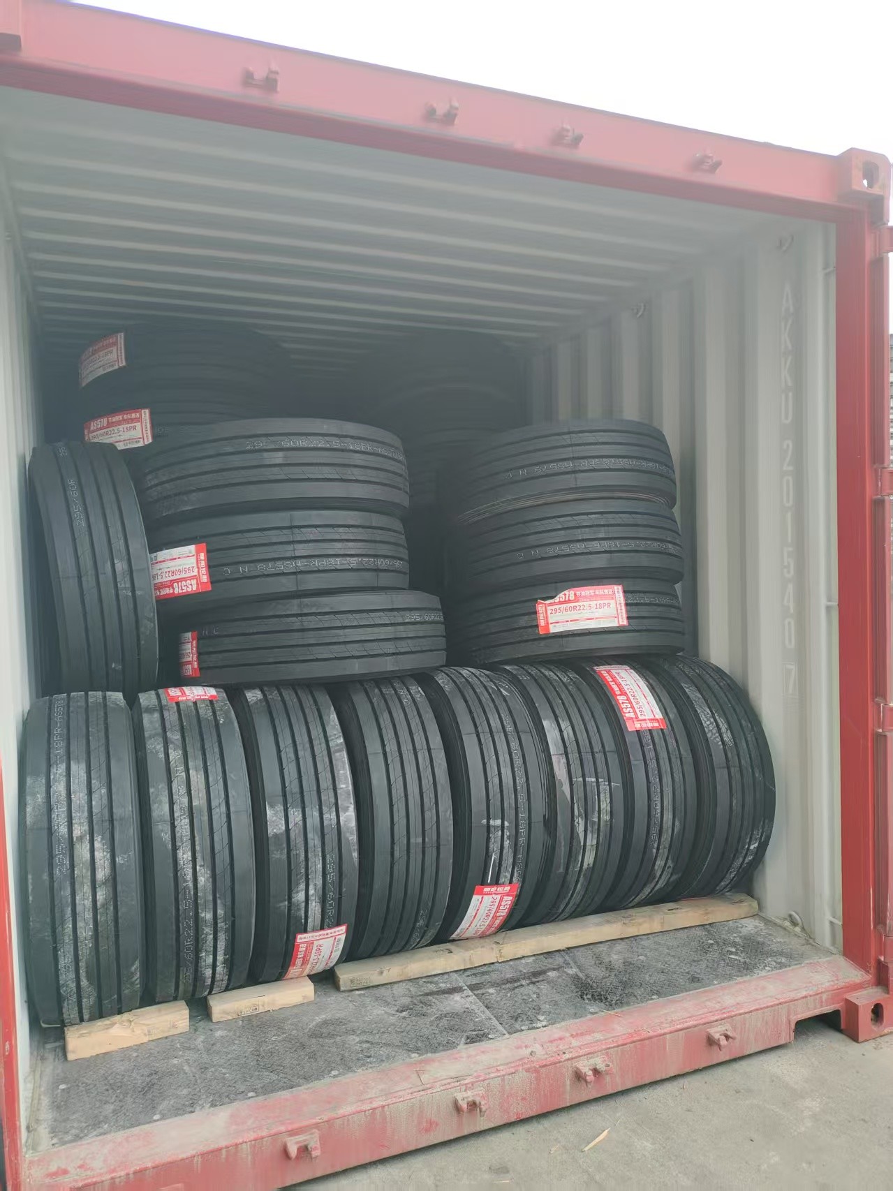 最新の会社の事例について チャオヤングブランドのプレミアムタイヤ295/60R22.5 中距離または長距離道路でのヨーロッパへの輸出