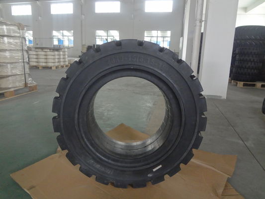 LK301 3層スチール補強ソリッドフォークリフトタイヤ 28x9-15 8.15-15