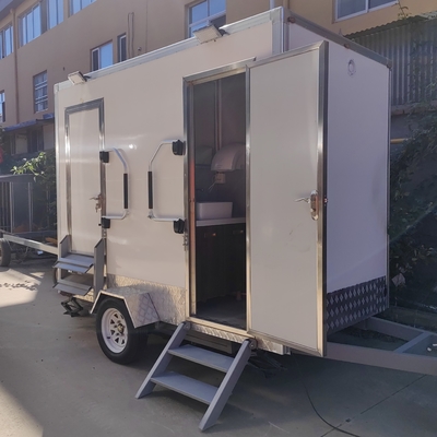 オーダーメイドモバイル トイレトレーラー 屋外イベントや建設現場のための便利