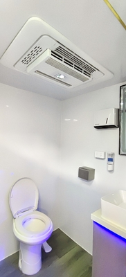 キャンピング用の2つの浴室を備えた,カスタマイズされた移動式屋外トイレトレーラー