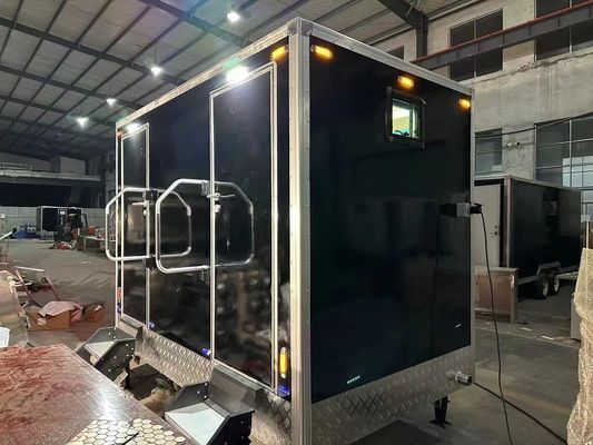 キャンピング用の2つの浴室を備えた,カスタマイズされた移動式屋外トイレトレーラー