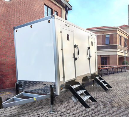 キャンピング用の2つの浴室を備えた,カスタマイズされた移動式屋外トイレトレーラー